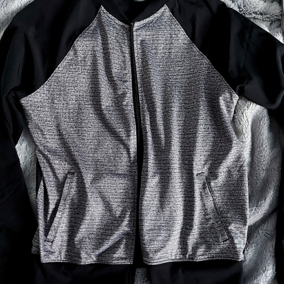 A athletic jacket - Picture 2 of 2